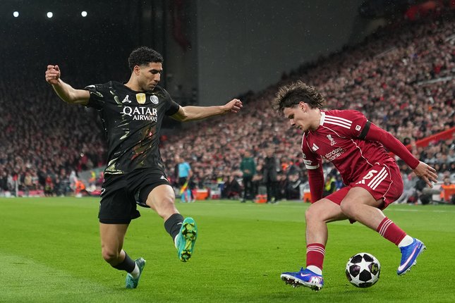 Achraf Hakimi menjaga Milos Kerkez dalam laga leg kedua perempat final Liga Champions antara Liverpool vs PSG di Anfield, 15 April 2026 (c) AP Photo/Jon Super