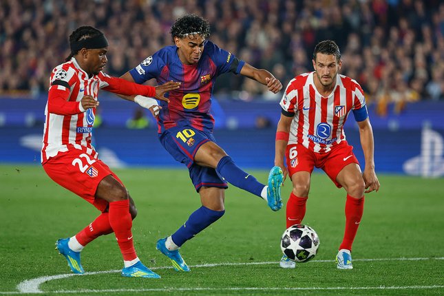 Tidak Perlu Dibesar-besarkan Andalan Barcelona, Lamine Yamal (tengah) dihadang dua pemain Atletico Madrid, Ademola Lookman dan Koke di leg pertama perempat final Liga Champions, 9 April 2026. (c) AP Photo/Joan Monfort