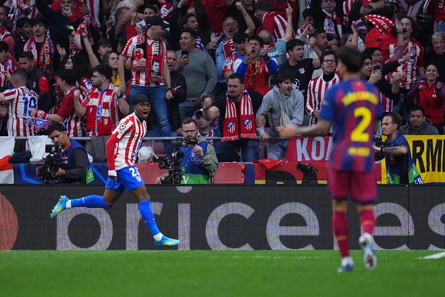 Selebrasi winger Atletico, Ademola Lookman usai membobol gawang Barcelona di leg kedua perempat final Liga Champions, 15 April 2026. (c) AP Photo/Manu Fernandez