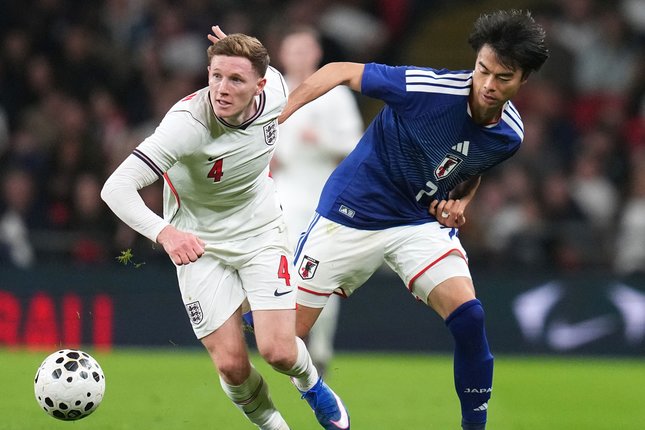 Anderson dan Mainoo Menunjukkan Chemistry Menarik Elliot Anderson berduel dengan Kaoru Mitoma di laga Timnas Inggris vs Timnas Jepang (c) AP Photo/Kirsty Wigglesworth