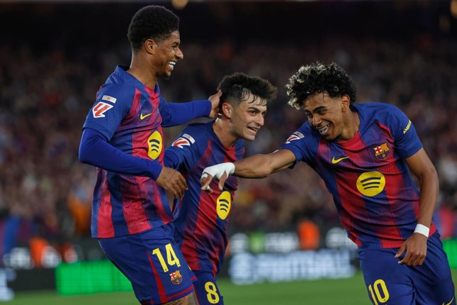 Barcelona Siap Hadapi Tantangan di Liga Champions Pemain Barcelona, Marcus Rashford (kiri), merayakan gol bersama Lamine Yamal (kanan) dan Pedri dalam pertandingan La Liga kontra Espanyol, Sabtu (11/4/2026) malam WIB. (c) AP Photo/Joan Monfort