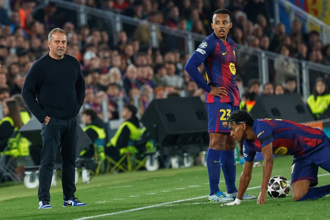 Pelatih Barcelona Hansi Flick (kiri), Jules Kounde, dan Lamine Yamal pada laga leg pertama perempat final Liga Champions antara Barcelona vs Atletico Madrid, 8 April 2026 (c) AP Photo/Joan Monfort