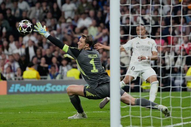 Kiper Bayern Munchen Manuel Neuer mencoba menghalau tembakan pemain Real Madrid Kylian Mbappe pada laga leg pertama perempat final Liga Champions antara Real Madrid vs Bayern Munchen, 7 April 2026 (c) AP Photo/Bernat Armangue