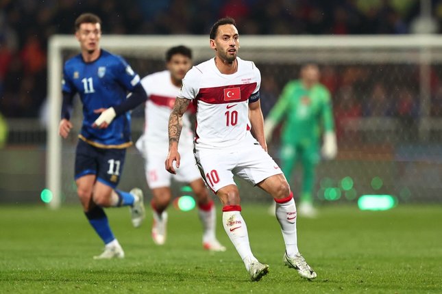 Pemain Bintang Timnas Turki: Hakan Calhanoglu Pemain Bintang Timnas Turki: Hakan Calhanoglu