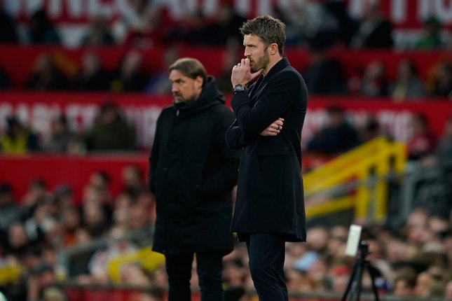 Michael Carrick dan Daniel Farke mengamati laga Manchester United vs Leeds United dari pinggir lapangan (c) AP Photo/Dave Thompson