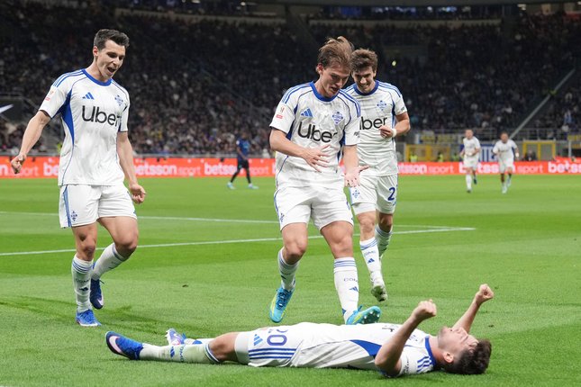 Skuad Como merayakan gol Martin Baturina ke gawang Inter Milan, Rabu (22/4/2026) (c) Spada/LaPresse via AP