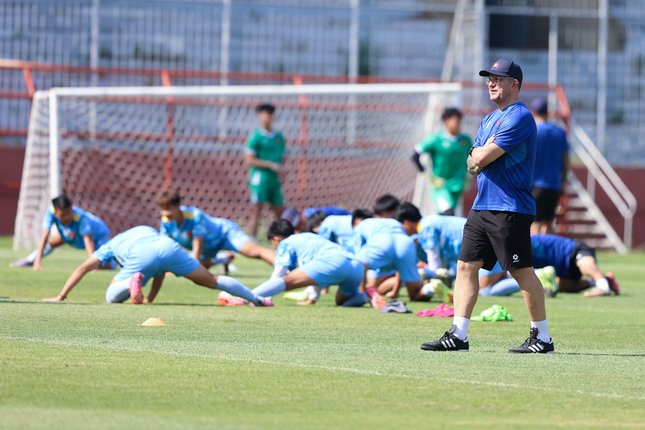 Pelatih Cristiano Roland ketika memimpin sesi latihan Timnas Vietnam U-17 yang tampil di Piala AFF U-17 2026 (c) Muhammad Iqbal Ichsan