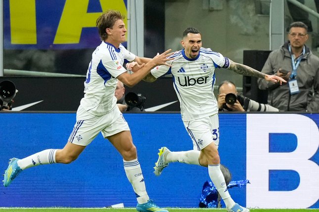 Skuad Como merayakan gol Lucas Da Cunha ke gawang Inter Milan, Rabu (22/4/2026) (c) AP Photo/Luca Bruno