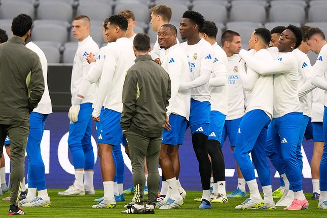 5 Bentrokan Terakhir, Madrid Sedikit di Atas Angin David Alaba (tengah) di sesi latihan tim Real Madrid jelang lawan Bayern Munchen di perempat final Liga Champions, 15 April 2026. (c) AP Photo/Matthias Schrader