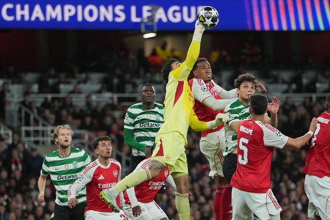 Aksi kiper Arsenal, David Raya meninju bola di situasi tendangan sudut melawan Sporting di leg 2 perempat final Liga Champions di Emirates, 16 April 2026. (c) AP Photo/Kin Cheung