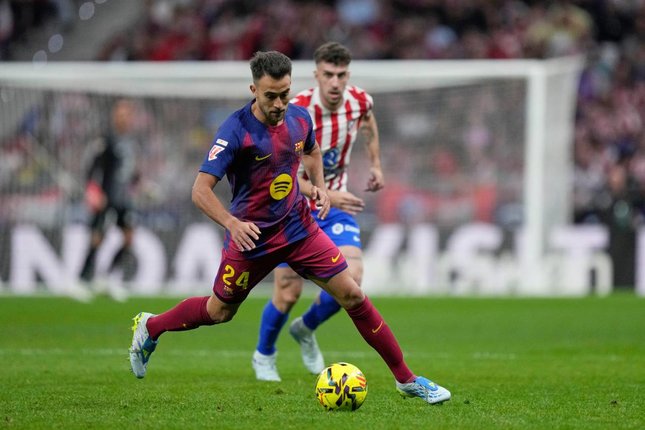 Pemain Barcelona, Eric Garcia, melindungi bola dalam pertandingan La Liga melawan Atletico Madrid, Minggu (5/4/2026) dini hari WIB. (c) AP Photo/Bernat Armangue