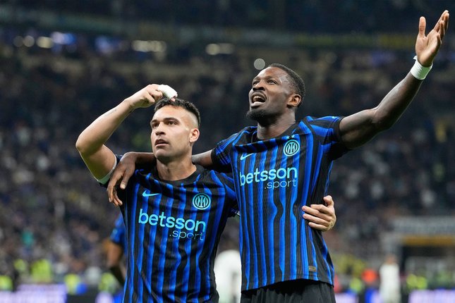 Pemain Inter Milan Lautaro Martinez (kiri) dan Marcus Thuram bereaksi pada laga Serie A/Liga Italia antara Inter vs Roma di Milan, Italia, Minggu, 5 April 2026 (c) AP Photo/Luca Bruno