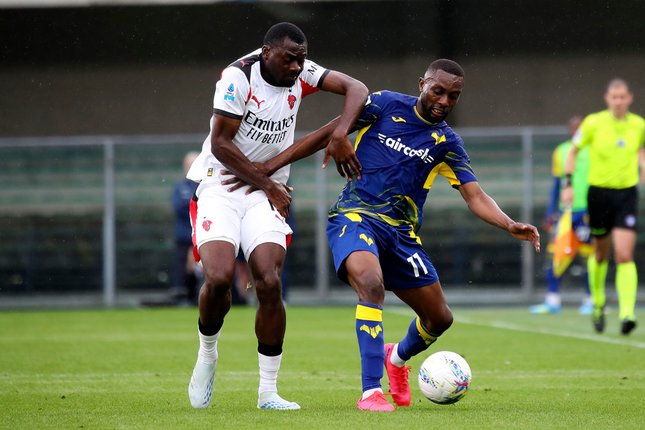 Duel Youssouf Fofana dengan Jean Daniel Akpa Akpro di laga Verona vs Milan, Minggu (19/4/2026). (c) Paola Garbuio/LaPresse via AP Photo