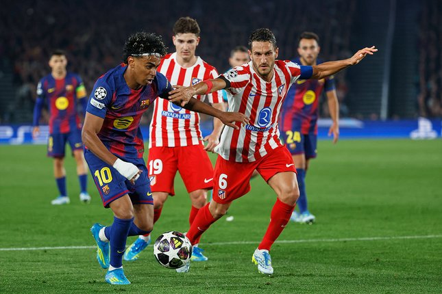Dirampok Wasit Perebutan bola antara bintang Barcelona, Lamine Yamal dengan kapten Atletico Madrid, Koke di leg pertama perempat final Liga Champions, 9 April 2026. (c) AP Photo/Joan Monfort