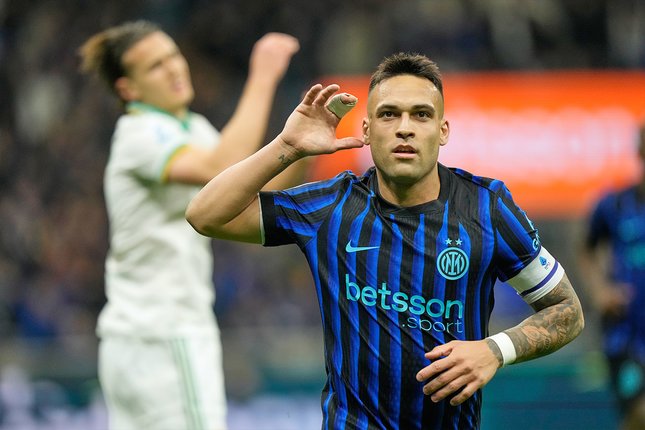 Penyerang Inter Milan, Lautaro Martinez merayakan golnya ke gawang AS Roma di laga lanjutan Serie A, 6 April 2026. (c) AP Photo/Luca Bruno