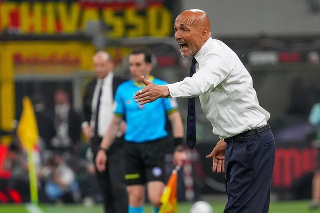 Komitmen Terhadap Proyek Masa Depan Juventus Pelatih Juventus, Luciano Spalletti memberikan instruksi kepada pemainnnya saat melawan AC Milan di Serie A, 27 April 2026. (c) Alessio Morgese/LaPresse via AP