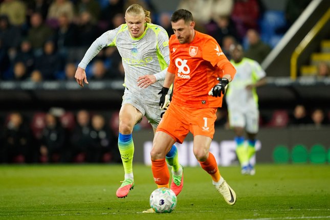 Opsi Alternatif Aksi kiper Burnley Martin Dubravka (kanan) di laga lawan Man City, Kamis (23/04/2026). (c) AP Photo/Dave Thompson