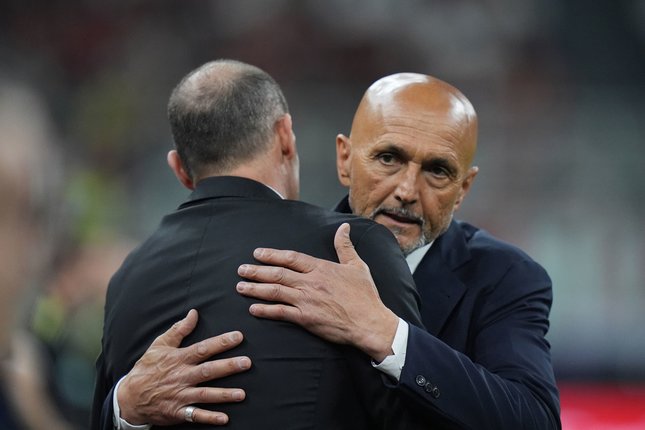 Massimiliano Allegri berpelukan dengan Luciano Spalletti di laga AC Milan vs Juventus, Senin (27/04/2026). (c) Spada/LaPresse via AP Photo
