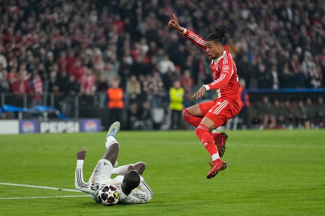 Aksi Michael Olise dalam laga Bayern Munchen vs Real Madrid di leg kedua perempat final Liga Champions 2025/2026, Kamis (16/4/2026). (c) AP Photo/Matthias Schrader