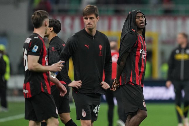 Para pemain AC Milan berjalan meninggalkan lapangan setelah pertandingan Serie A melawan Udinese di San Siro, Italia, Sabtu (11/4/2026) malam WIB. (c) AP Photo/Antonio Calanni