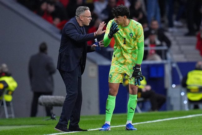 Pelatih Maroko: Mohamed Ouahbi Pelatih Maroko, Mohamed Ouahbi, berbicara dengan kiper Yassine Bounou dalam pertandingan persahabatan melawan Ekuador di Madrid, Spanyol, Jumat (27/3/2026). (c) AP Photo/Manu Fernandez