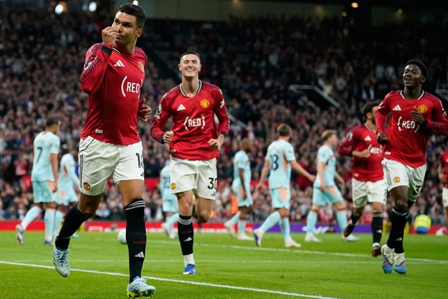 Skuad Manchester United merayakan gol Casemiro ke gawang Brentford, Selasa (28/4/2026) (c) AP Photo/Dave Thompson