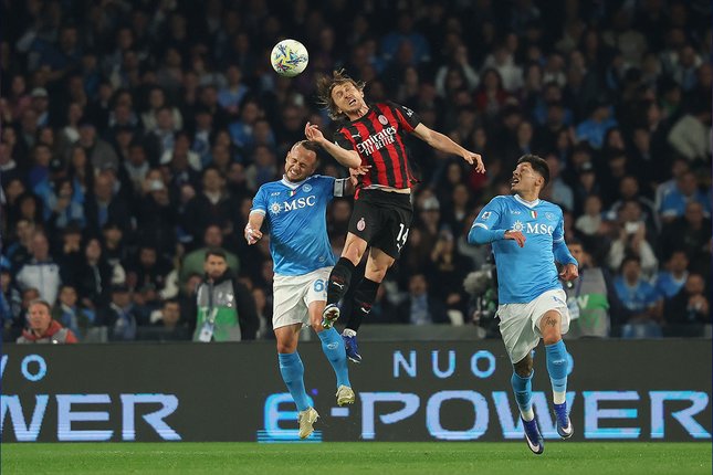 Duel udara antara gelandang AC Milan, Luka Modric dengan gelandnag Napoli Stanislav Lobotka. (c) Alessandro Garofalo/LaPresse via AP