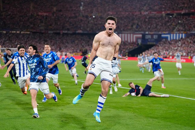 Prediksi Skor Pablo Marin merayakan kemenangan bersama rekan satu timnya setelah memenangi laga final Copa del Rey antara Atletico Madrid vs Real Sociedad di Estadio de la Cartuja, 19 April 2026 (c) AP Photo/Jose Breton