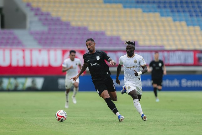 Duel Bruno Gomes dan Moussa Sidibe pada laga Persis Solo vs Bhayangkara FC pada pekan ke-29 BRI Super League 2025/2026 (c) Dok. Persis