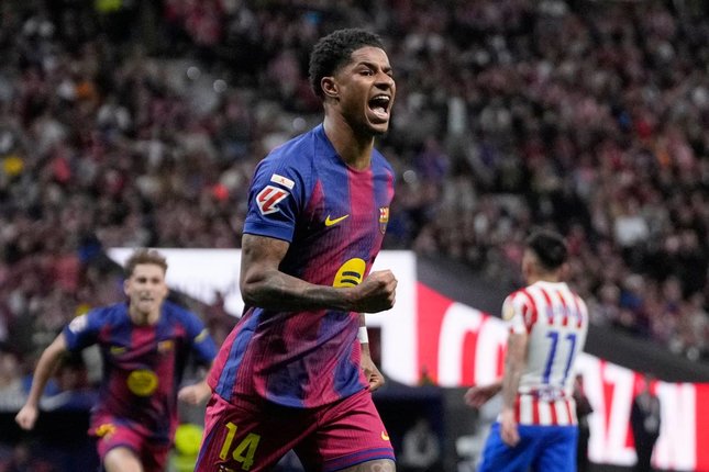 Pemain Barcelona, Marcus Rashford, merayakan gol pertama timnya dalam pertandingan La Liga melawan Atletico Madrid, Minggu (5/4/2026) dini hari WIB. (c) AP Photo/Bernat Armangue