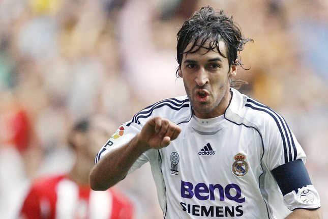 Raul Gonzalez saat membela Real Madrid dalam pertandingan La Liga melawan Atletico Madrid di Santiago Bernabeu, Minggu (1/10/2006). (c) AP Photo/Jasper Juinen