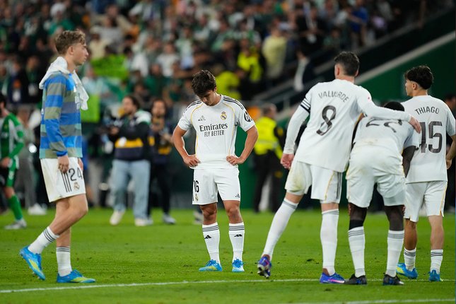 Ekspresi kecewa pemain Real Madrid usai bermain imbang 1-1 melawan Real Betis, 25 April 2026. (c) AP Photo/Jose Breton