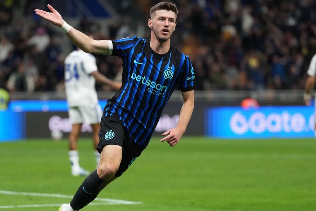 Selebrasi Petar Sucic usai mencetak gol kemenangan Inter Milan atas Como, Rabu (22/4/2026) (c) AP Photo/Luca Bruno