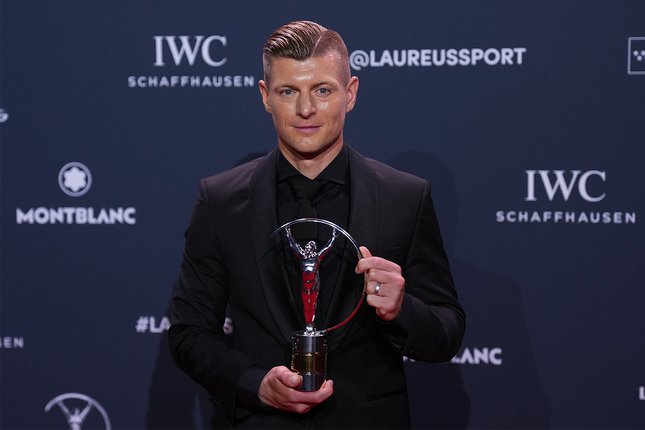 Toni Kroos berpose dengan penghargaan Laureus Sporting Inspiration Award dalam ajang Laureus World Sports Awards 2026 di Madrid, Senin, 20 April 2026. (c) AP Photo/Manu Fernandez