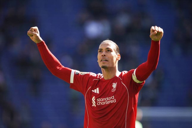 Pemain Liverpool, Virgil van Dijk, merayakan bersama para suporter setelah pertandingan Premier League melawan Everton, Minggu (19/4/2026) malam WIB. (c) AP Photo/Ian Hodgson