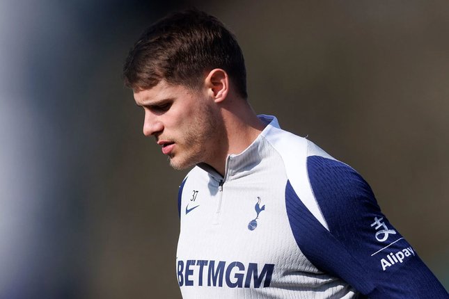 Bek Tottenham, Micky van de Ven (c) Tottenham Official