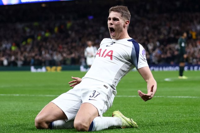 Bek Tottenham, Micky van de Ven (c) Tottenham Official