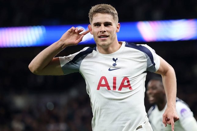 Bek Tottenham, Micky van de Ven (c) Tottenham Official