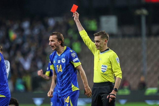 Kartu Merah Bastoni Ubah Jalannya Laga