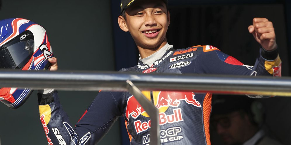 P17 ke P1! Kiandra 16 tahun menang Rookies Cup Spanyol, salip 2 rider last corner. 'Ini baru mulai'. Penasaran? Simak: