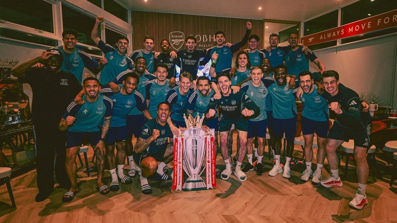 Trofi dari Kardus dan Penantian 22 Tahun: Cara Unik Arsenal Rayakan Gelar Premier League 2025/2026