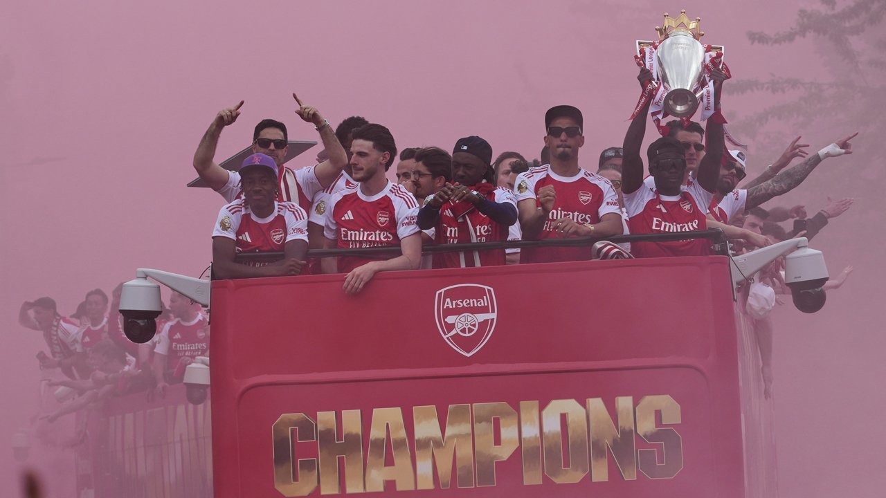 Setengah Juta Fans Tumpah Ruah di London, Arsenal Rayakan Gelar Premier League Meski Gagal Juara Eropa Setengah Juta Fans Tumpah Ruah di London, Arsenal Rayakan Gelar Premier League Meski Gagal Juara Eropa