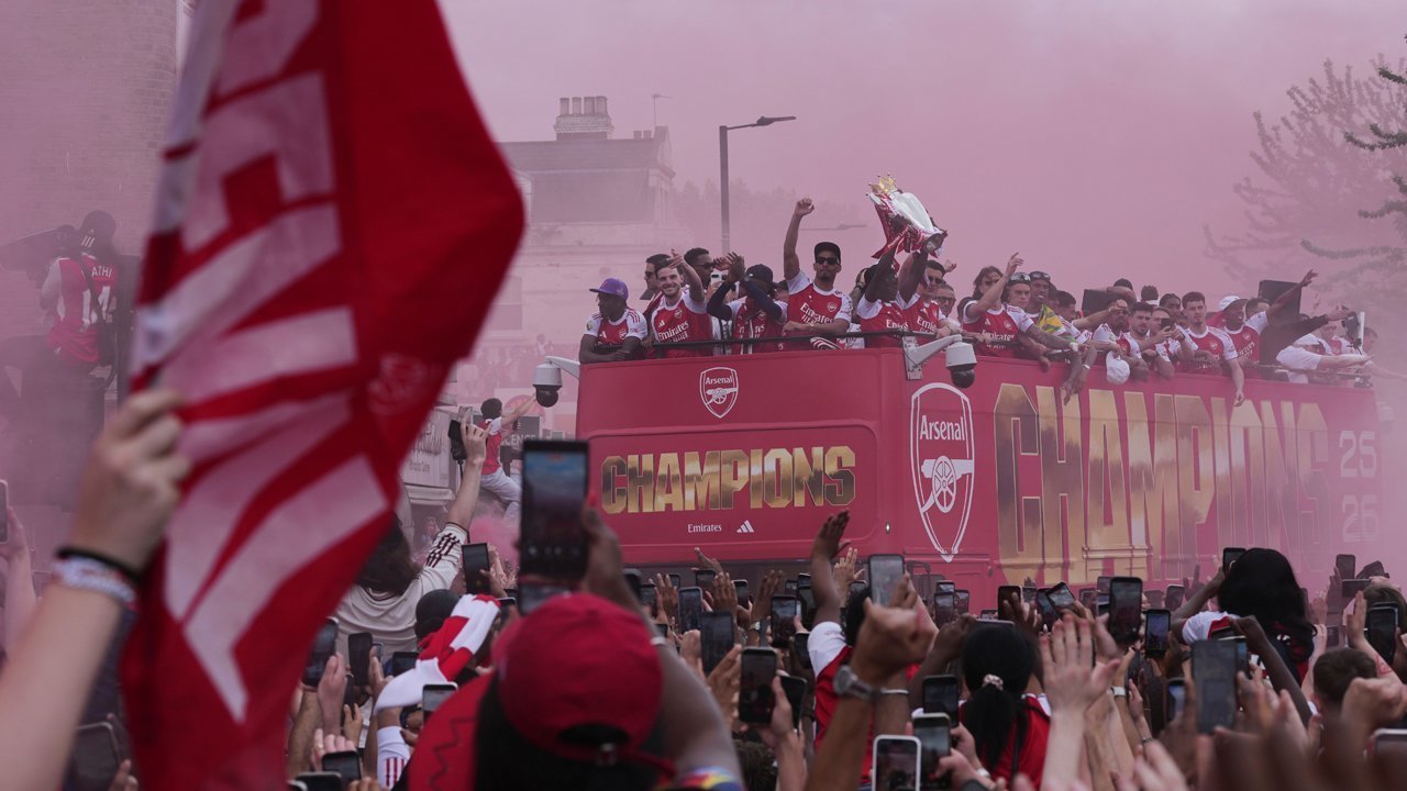Parade Juara Arsenal Berubah Ricuh: 75 Orang Dievakuasi, 16 Ditangkap, Satu Suporter Ditikam Parade Juara Arsenal Berubah Ricuh: 75 Orang Dievakuasi, 16 Ditangkap, Satu Suporter Ditikam