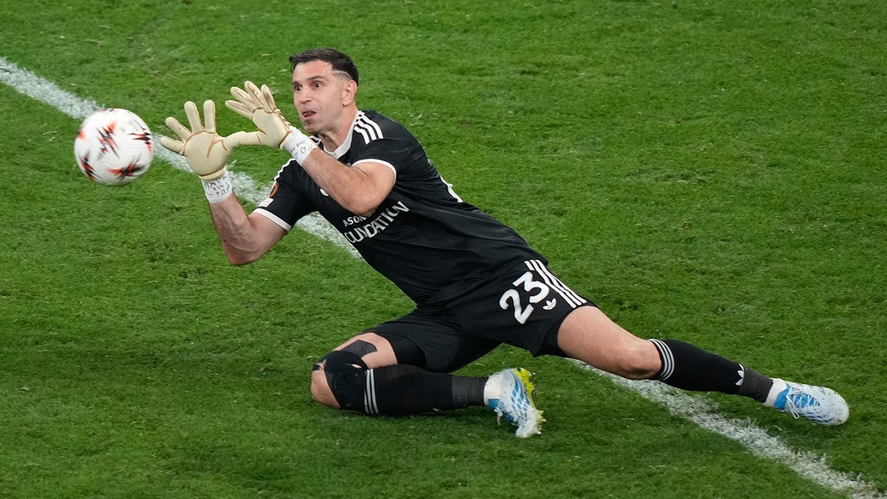 Dedikasi! Emiliano Martinez Ternyata Tampil dengan Kondisi Patah Jari Saat Aston Villa Juara Liga Europa Dedikasi! Emiliano Martinez Ternyata Tampil dengan Kondisi Patah Jari Saat Aston Villa Juara Liga Europa