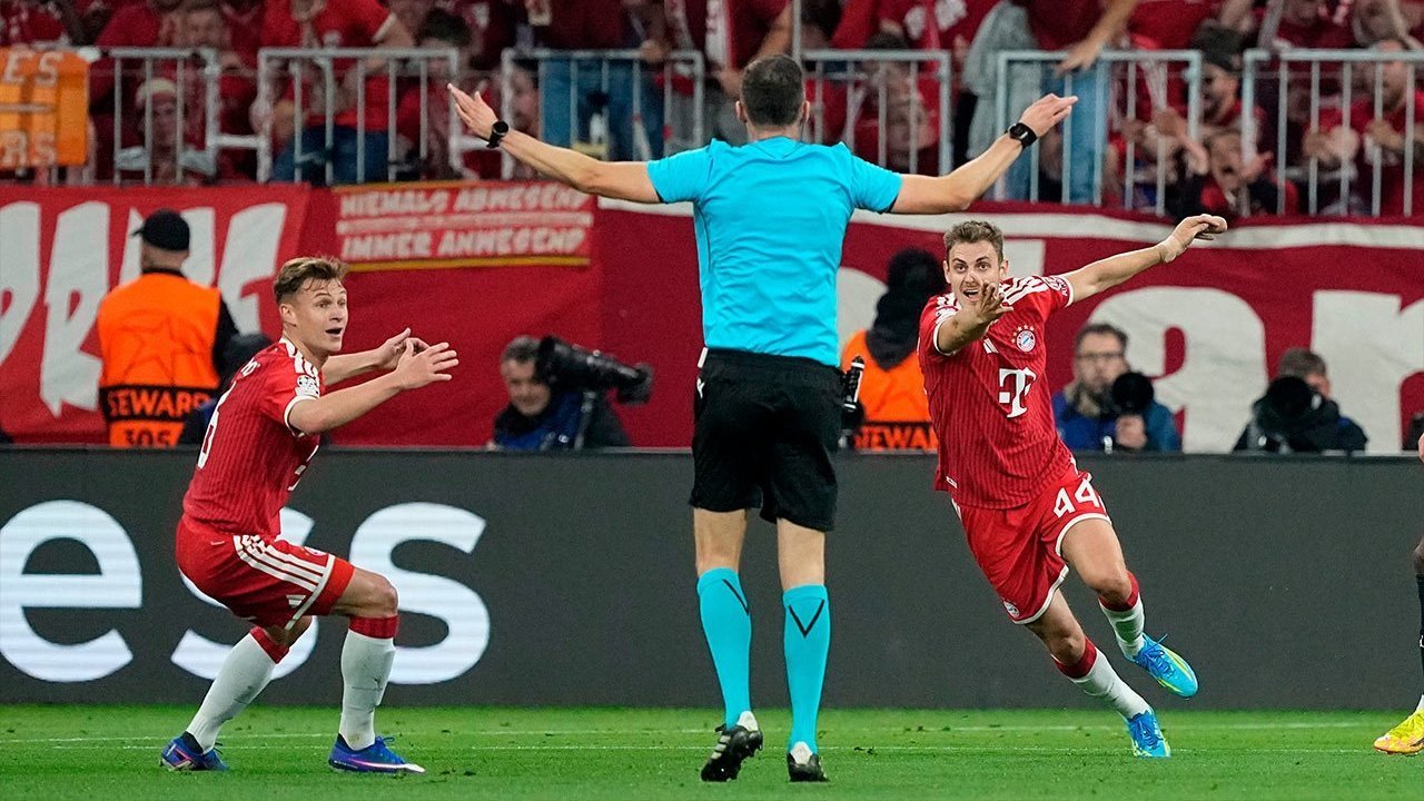 Kontroversi Handball Bayern vs PSG: Chris Sutton Sebut Aturannya Sangat Bodoh!