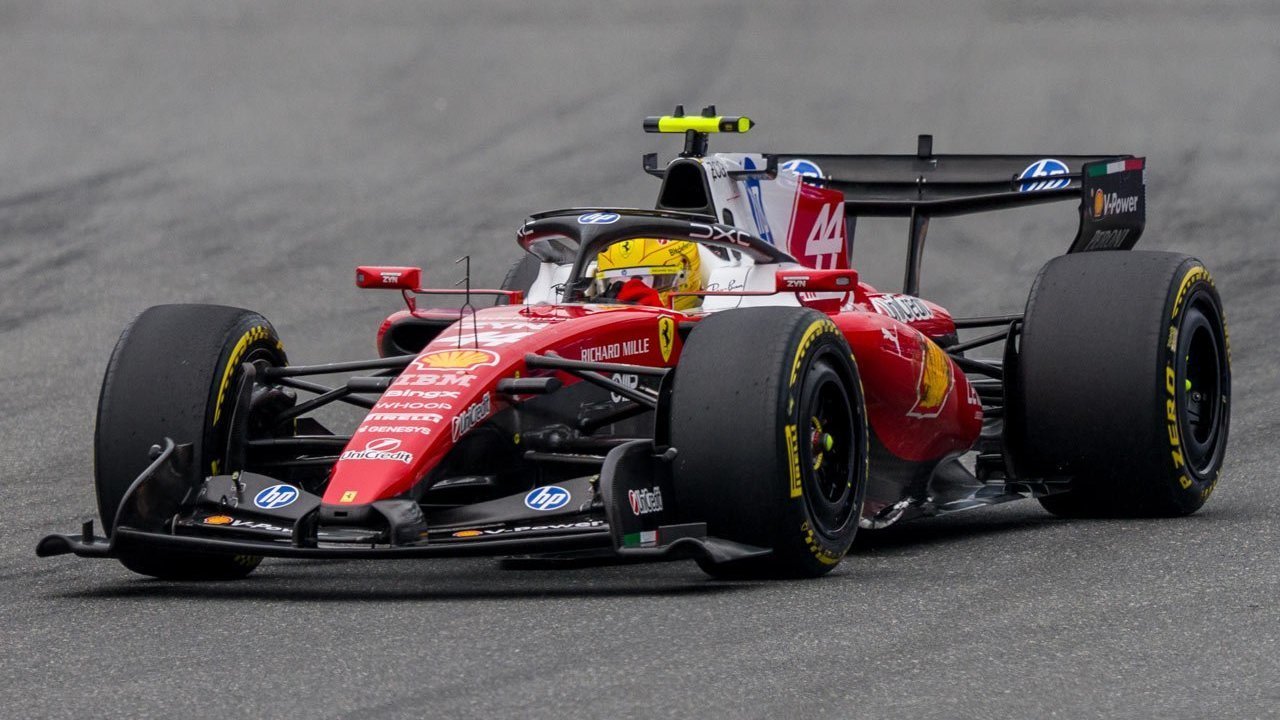 Mobil Rusak Akibat Senggolan, Lewis Hamilton Sedih Kecewakan Ferrari di Formula 1 GP Miami 2026