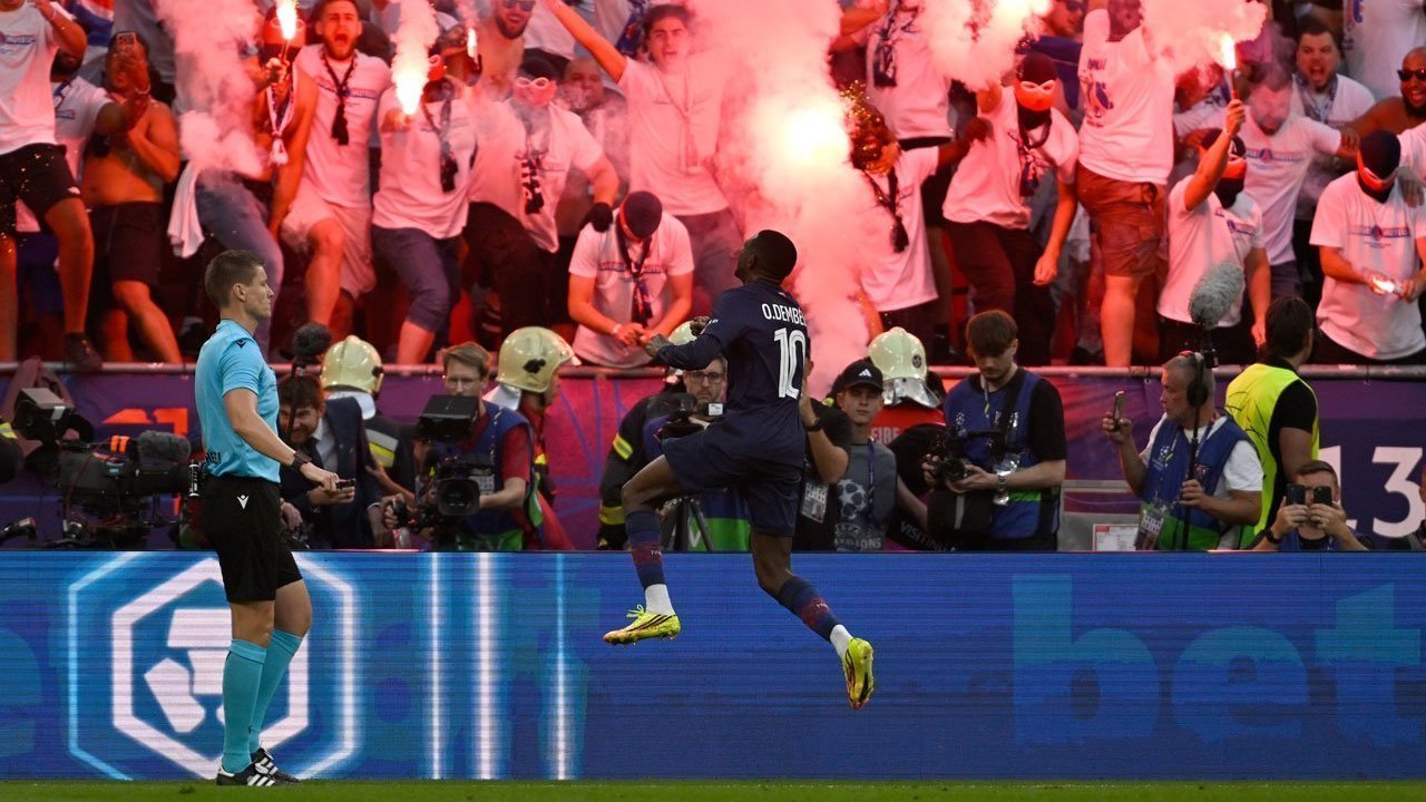 Fans PSG di Final Liga Champions: Gelut dan Rayakan Gol Ousmane Dembele Pakai Flare Fans PSG di Final Liga Champions: Gelut dan Rayakan Gol Ousmane Dembele Pakai Flare