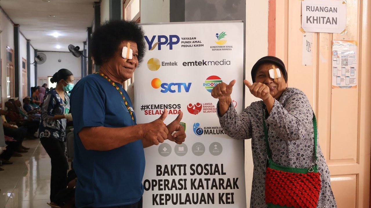 Menembus Ombak Demi Melihat Lagi: Perjuangan Pasangan Lansia di Kepulauan Kei Melawan Katarak