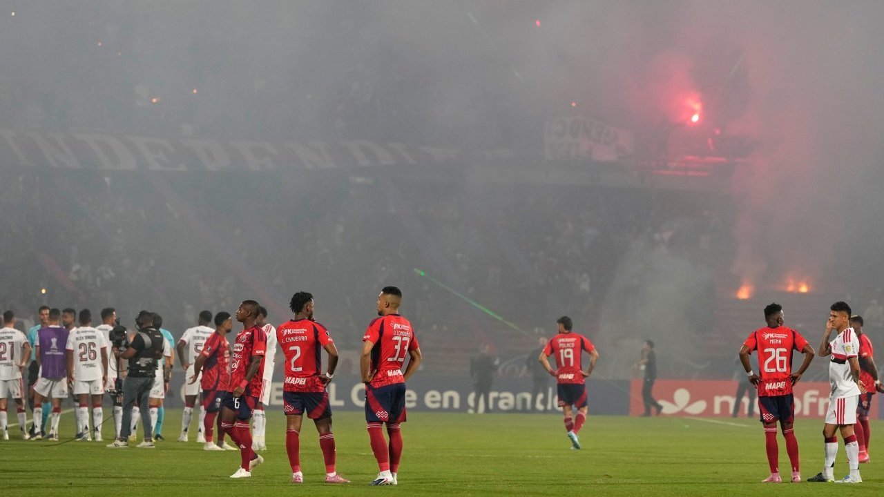 Cerita dari Copa Libertadores: Baru 5 Menit, Duel Flamengo vs Independiente Terpaksa Dihentikan