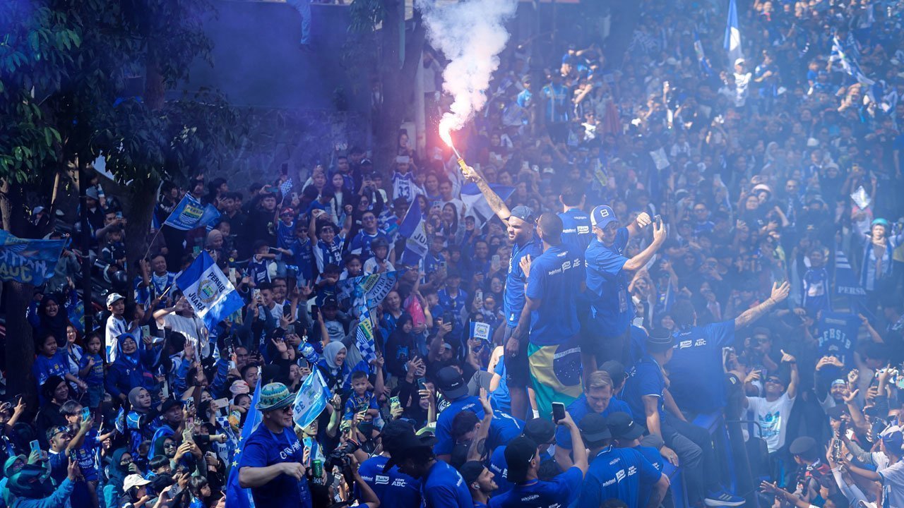 Insiden di Pawai Hattrick Juara Persib: Frans Putros Kehilangan HP, Kepala Federico Barba Kena Giant Flag Insiden di Pawai Hattrick Juara Persib: Frans Putros Kehilangan HP, Kepala Federico Barba Kena Giant Flag